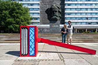 Kommt der Bart vom Nischel ab? XXL-Rasierer in der Chemnitzer Innenstadt aufgetaucht - Der rote Rasierer zieht schnell die Aufmerksamkeit der Passanten auf sich.