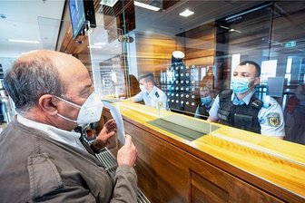 Kommt die erweiterte Testpflicht für Urlaubsrückkehrer? - Beamte der Bundespolizei kontrollieren am Flughafen in Berlin-Schönefeld Reisende aus Sankt Petersburg, ob sie doppelt geimpft, genesen oder getestet sind. Das könnte bald für alle Reiserückkehrer gelten.