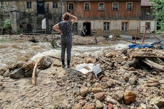 Kommt die Versicherungspflicht für Hausbesitzer? - Auch in Sachsen haben Mitte Juli Starkregenfälle Häuser und Grundstücke und Straßen beschädigt - hier in Krippen in der Sächsischen Schweiz.