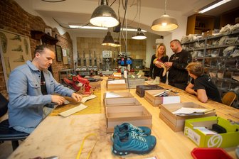 Kommt die Vier-Tage-Woche jetzt im Plauener Handel? - Orthopädieschuhmacher-Meister Martin Langheinrich (von links), Nicole Golenia, Inhaber Markus Ulrich und Lehrling Felix Hoffmann im Maschinenraum des der Orthopädieschuhhauses Laufwerk am Hradschin.