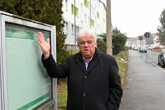 Kommt es zum Rückkauf der Hainichener Wohnungsgesellschaft? - OB Dieter Greysinger vor dem leeren Schaukasten der HWG.
