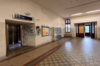 Kommt im Bahnhof Reichenbach ein „Löwengang“ für die Aufzugsbenutzer? - Der Zugang zum Lift durch die mit Graffiti verunzierte Vorhalle ist wieder möglich.
