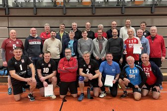 Kommt nach dem Triple jetzt noch die DM-Quali? Auerbacher Ü-53-Volleyballer geben am Sonntag noch mal richtig Gas - Die Ü-53-Volleyballer des VSV Fortuna Göltzschtal haben das Triple geholt.