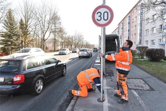 Kommt Tempo 30 in ganz Freiberg? – Was das neue Klimakonzept vorsieht - 2016 waren an der Karl-Kegel-Straße in FreibergTempo-30-Schilder aufgestellt worden. Das Limit auszuweiten ist eine von 27 Maßnahmen, die im Entwurf des Klimaschutzkonzeptes vorgeschlagen werden. Angeregt werden unter anderem zudem mehr PV-Anlagen, die stärkere Nutzung industrieller Abwärme und mehr Stadtgrün.