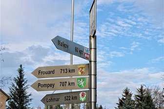 Kommunale Partner stimmen Arbeitsplan ab - Vor dem Rathaus in Eppendorf wird auf die bestehenden kommunalen Partnerschaften aufmerksam gemacht. 