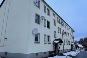 Kommunale Wohnungen im Vogtland: Hier wird Geld reingesteckt - An der Hauptstraße 41-43 in Triebel werden Malerarbeiten in den Aufgängen ausgeführt.