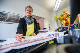 Kommunale Wohnungsunternehmen im Erzgebirge fusionieren: Was das für die Mieter bedeutet - Die Wohnungsunternehmen von Aue und Bad Schlema sind fusioniert. Geschäftsführerin der jetzt gemeinsamen Auer Wohnungsbaugesellschaft ist Katrin Forner.