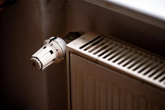 Kommunaler Wärmeplan für Rossau braucht noch Zeit - Das Bild zeigt einen älteren Heizkörper in einer Altbauwohnung.