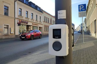 Kommunalpolitiker aus Hof blicken neidisch nach Oelsnitz: Das ist der Grund - Dieses Foto aus der Oelsnitzer Dr.-Friedrichs-Straße 27 zeigt eine Straßenlaterne, an der zwei Elektroautos gleichzeitig ihre Batterien laden können.