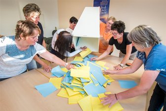 Kommunalwahl Erzgebirge: So haben die Menschen im mittleren Erzgebirge abgestimmt - Im Wahllokal Nummer 007 der Stadt Pockau-Lengefeld, das sich in der Sozialstation der Diakonie in Pockau befand, wird die Urne mit den Stimmzetteln zur Kommunalwahl ausgeschüttet.