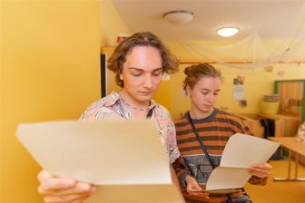 Kommunalwahl in der Region Annaberg: Gewinner, Verlierer und neue Kräfte - Ein Wahllokal in Annaberg-Buchholz befand sich in der Kindertagesstätte „Mäuseburg“. Die Wahlbeteiligung in der Kreisstadt lag am Sonntag bei 62,3 Prozent. Im Bild: Jannis und Lisa Langhammer.