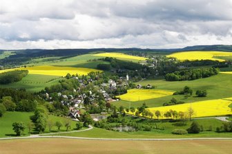 Kommunalwahl in Mittelsachsen: Wo sich die Macht verschiebt - Der Rechenberg-Bienenmühler Ortsteil Clausnitz liegt eingebettet in eine schöne Landschaft. Im südlichen Zipfel Mittelsachsens haben sich die Wählerbündnisse bei der Kommunalwahl 2024 gegen andere Parteien durchgesetzt.
