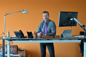 Kommunalwahl in Niederwiesa: zwei Einzelkämpfer am Start - Der Unternehmer Jörg Scheibe ist Co-Landesvorsitzender des Bündnisses Sahra Wagenknecht. Außerdem tritt er in seinem Heimatort Niederwiesa für den Gemeinderat an und will auch in den mittelsächsischen Kreitag einziehen.