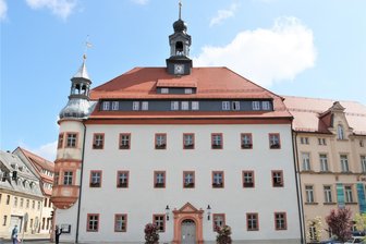 Kommunalwahl in Oederan: Eine Partei stellt fast so viele Frauen wie Männer auf - Nach der Renovierung finden Ausschusssitzungen wieder im historischen Ratssaal statt, der eigentliche Stadtrat tagt aber im modernen Bürgersaal. Doch wer ergattert im Juni die Sitze im Kommunalparlament?