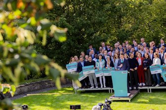 Kommunalwahlen in NRW: Darf sich Bundeskanzler Friedrich Merz freuen? - Hendrik Wüst, Chef der Landes-CDU und Ministerpräsident von Nordrhein-Westfalen, gibt im Garten der Parteizentrale ein Statement zu den Kommunalwahlen ab, bei der die CDU stärkste Kraft geworden ist.