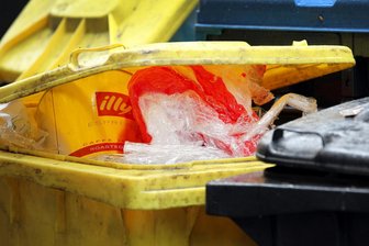 Kommunen im Raum Reichenbach müssen sich entscheiden: Gelbe Tonne oder Gelber Sack? - Wie schnell quillt eine Gelbe Tonne über? Sie nur alle vier Wochen zu leeren, reicht nicht aus, finden viele.