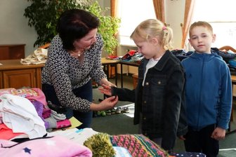Kommunen koordinieren überwältigende Flüchtlingshilfe - Im Rathaus in Beierfeld war am Donnerstag für ukrainische Kinder, die jetzt im Hollandheim in Waschleithe untergebracht sind, Anprobieren von gespendeter Bekleidung angesagt. Hier hilft Monique Hesse, Hauptamtsleiterin in der Stadtverwaltung Grünhain-Beierfeld, für Kristina (8) und Woktan (9) etwas Passendes zu finden.