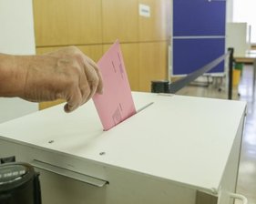 Kommunen rechnen mit deutlich mehr Briefwählern - Statt wie hier in einem Wahllokal können auch die Wähler im Erzgebirge schon vor der Bundestagswahl ihre Stimme per Brief abgeben.