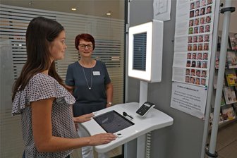 Kommunen scheuen Investitionen: Im Kreis Zwickau fehlen Passbildautomaten - Im Bürgerservice im Zwickauer Rathaus können Passfotos für Ausweise und Reisepässe mittels eines Fotoautomaten direkt vor Ort gemacht werden.
