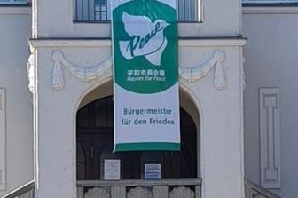 Kommunen suchen Wohnraum für Flüchtlinge - Am Lugauer Rathaus weht die Flagge von "Mayors for Peace". 