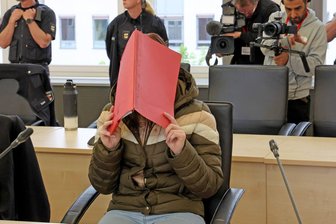 Kommunikation von Fabians Vater und Angeklagter im Fokus - Am Landgericht Rostock wird der Prozess um den gewaltsamen Tod des achtjährigen Fabian aus Güstrow fortgesetzt.