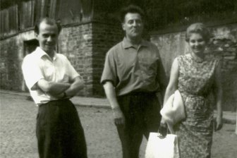 Kommunist, der sein Kreuz trägt - Fruchtbare Freundschaft: Carlfriedrich Claus (links) mit Pierre und Ilse Garnier im Sommer 1964 vor dem Wohnhaus des erzgebirgischen Künstlers in Annaberg-Buchholz.