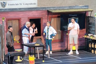 Komödie auf Burg Schönfels geht der Frage nach: Extrawurst – oder braucht ein Türke einen eigenen Grill? - Die Mitglieder des Tennisvereins im Streit um die Neuanschafung eines Grills.
