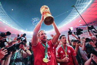 Kompany-Bayern mit King Kane im Double-Rausch - Harry Kane jubelt mit dem DFB-Pokal. 