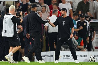 Kompany kontra Hoeneß: Zwei Bessermacher im "Pott"-Duell - Shake Hands der Trainer Vincent Kompany (l) und Sebastian Hoeneß nach dem Supercup-Duell zu Saisonbeginn. (Archivbild)
