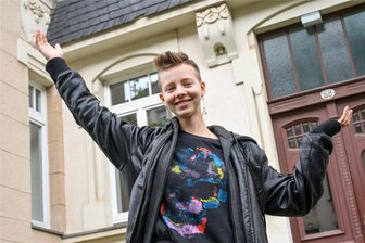 Komparsin beim Erzgebirgskrimi: „Das war härter als Schule“ - Jordan König vor dem Haus an der Barbarossastraße, in dem sie einen Tag lang Komparsin für den Erzgebirgskrimi war.