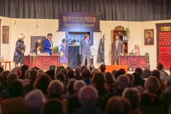 Komplett ausverkauft: Erster Erzgebirgskrimi auf der Bühne feiert Premiere - Eine Schlüsselszene beim diesjährigen Theaterstück des Dramatischen Vereins Thum: der Moment, als der totgeglaubte Bankdirektor durch die Tür tritt.