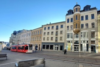 Komplett-Leerstand seit mehr als sechs Jahren: So soll es mit den drei WBG-Häusern in Plauens Innenstadt weitergehen - Die WBG-Häuser an der Bahnhofstraße 39/37/35 (von rechts) stehen seit Ende 2019 leer. Nun sollen sie saniert und damit wiederbelebt werden.