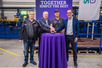Komplett neue Fertigung: Zukunft von Siemens Energy im Erzgebirge gesichert - Knopfdruck zum Anlagenstart (von links): Abteilungsleiter Michele Aurich, Geschäftsführer Heiko Naumann, Betriebsrat Steffen Kampf und CFO Dr. Andreas Engel.