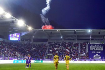 „Komplett unnötig und gefährlich“: Feuerwehr bei Spiel von Erzgebirge Aue wegen Pyro-Vorfall gefordert - Schrecksekunde im Stadion: Unbekannte schossen außerhalb des Stadions Leuchtraketen in die Luft, die - wieder am Boden angekommen - den Reifen eines Autos in Brand setzten.