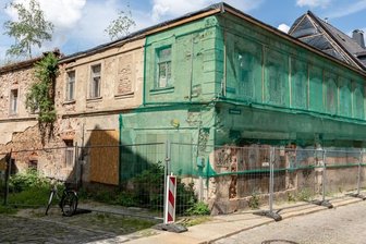 Komplettabriss: Sanierungspläne für alte Tuchfabrik begraben - Erst eine Notsicherung, weil das Dach einzustürzen drohte, jetzt will die Stadt Burgstädt das als Welkersches Gut bekannte Gebäudeensemble an der Herrenstraße 20 komplett abreißen lassen. Das sorgt für Ärger. 