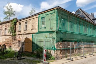 Komplettabriss: Sanierungspläne für alte Tuchfabrik begraben - Erst eine Notsicherung, weil das Dach einzustürzen drohte, jetzt will die Stadt Burgstädt das als Welkersches Gut bekannte Gebäudeensemble an der Herrenstraße 20 komplett abreißen lassen. Das sorgt für Ärger.