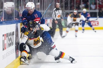 Komplexe Tabelle, Stürmersuche beendet: DEB mit Siegpflicht - Die deutsche Mannschaft lieferte sich mit den USA einen harten Fight um WM-Punkte.