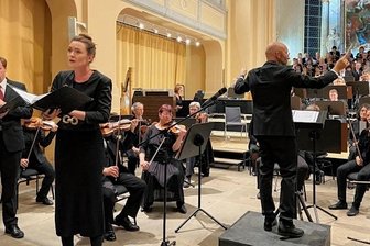 Komponiert für Trost und Gänsehautmomente - Dacapo, drei Monate nach der Uraufführung: Mit Komponist Andreas Pabst am Pult führten die Singakademie Chemnitz, die Mittelsächsische Philharmonie sowie Sopranistin Amelie Müller und Tenor Alexander Schafft in der Freiberger Nikolaikirche Pabsts "Requiem Corona" auf.