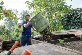 Kompost, Laub, Lagerfeuer: Was Nachbarn alles hinnehmen müssen - Der Kompost nebenan stinkt vielen Nachbarn gewaltig. Foto: Christin Klose/dpa