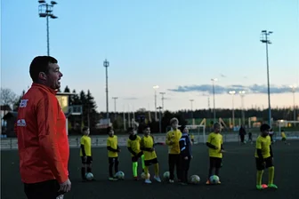 Kompromiss im Flutlicht - Streit von Freiberg gefunden - Philipp Walther trainierte die F-Jugend des BSC Freiberg Anfang November auf dem Platz der Einheit. Mangels Flutlicht musste er genau hinschauen, um richtige Tipps und Hinweise an seine Schützlinge zu geben.