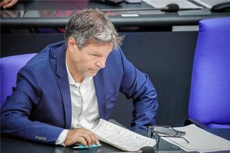 Kompromiss zum Heizungsgesetz: Was bisher noch unklar ist - Wirtschaftsminister Robert Habeck (Grüne) verfolgt die Sitzung des Bundestages mit der ersten Lesung zum Heizungsgesetz.