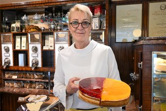 Konditorei Eichler aus Burgstädt: Der heimliche Star der Chemnitzer Kaffeehauskultur - Als Verkäuferin steht Jeannette Meyer seit elf Jahren im Laden der Konditorei Eichler am Brühl in Burgstädt. Sie präsentiert zwei Fruchttorten, die auch im Kaffeehaus Michaelis in Chemnitz angeboten werden.