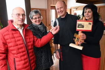 Konditorei im Erzgebirge erhält besondere Auszeichnung - Steffen und Ellen Pfeiffer haben den Staffestab samt Hufeisen an Thomas und Cindy Neubert (v. l.) übergeben.