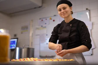 Konditorin im Erzgebirge auf der Walz: „Die Menschen hier würden ihr letztes Hemd geben“ - Wandergesellin Dorothea arbeitet seit rund vier Wochen in der Konditorei von Tobias Nönnig.