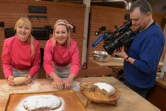 Konditormeisterin aus dem Vogtland macht mit Videos Lust aufs Backen - Konditormeisterin Grit Jahnsmüller (Mitte) beim Dreh zum aktuellen Stollen-Video. Dabei ging ihr Schwägerin Andrea, selbst Bäckermeisterin, zur Hand. Kameramann Hans Küffner produziert die Sendung.