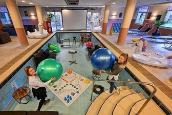 Konferenz im Pool: Chemnitzer Hotel lässt Badewasser ab und nutzt Schwimmbecken neu - Konferieren und Spielen statt Schwimmen und Chillen: Im Hotel c/o 56 wurde der Pool zum Tagungsraum umfunktioniert. Mitarbeiterinnen Sissy Hoffmann (rechts) und Kathrin Keller testen ihn schon. 