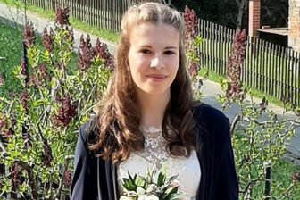 Konfirmation war Höhepunkt des Jahres - Ein Höhepunkt war für die beiden Achtklässlerinnen die Konfirmation. Stella Dorst aus Waschleithe feierte nach dem offiziellen Teil in der Kirche mit ihrer Familie im Landgasthof "Zum Bären" in Bernsbach. Die kleinen Aufnahmen jeweils rechts (Fotos: Georg Dostmann/Jens Uhlig/Archiv)) entstanden im 5. Schuljahr, sie werden diese Beitragsreihe bis zum Abitur begleiten. 