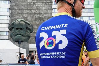 Konflikt um Kulturhaupstadtlogo: Rathaus und Gesellschaft kontern Offenen Brief - Das Logo der Kulturhauptstadt, hier bei der European Peace Ride 2022, darf seit einem Jahr nicht mehr frei verwendet werden.