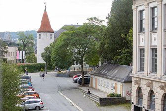 Konflikt unter Jugendlichen am Plauener Postplatz: Eltern schreiben Brief an Oberbürgermeister Steffen Zenner - Vor der Villa Postplatz, dem Flachbau am Beginn der Melanchtonstraße, soll dem 17-Jährigen erst in den Rücken getreten und dann ins Gesicht geschlagen worden sein.