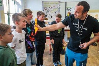 Konflikte, Mobbing, Gruppendruck: Wie Schüler im Erzgebirge lernen, „weder Opfer noch Gefahr“ zu sein - Maik Hinrich von der Auer „Verhaltensfabrik“ setzt beim Training mit den Kindern in der Oberschule Bergstadt Schneeberg auf ein quietschendes Gummihuhn. Dabei geht es darum, zu lernen, sich in bestimmten Situationen zu beherrschen. Wer lacht, muss Kniebeuge machen.